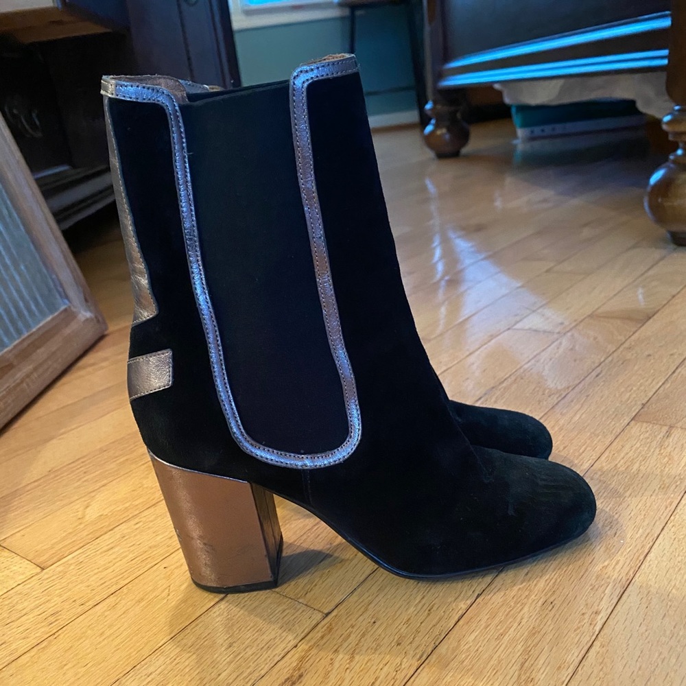 Lola Cruz Black & Gold Booties
